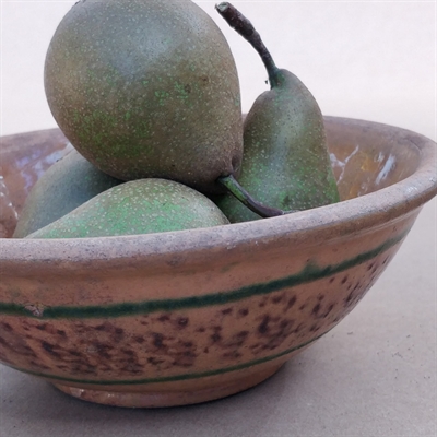 antik keramikskål i grøn og brun glasur lerskål